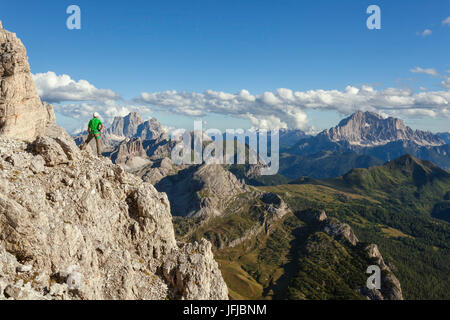 Europa, Italien, Veneto, Belluno, Wanderer am Wegesrand Kaiserjaeger, Piccolo Lagazuoi, Dolomiten Stockfoto