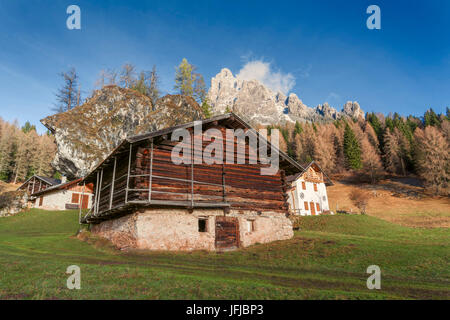 Europa, Italien, Trentino, Primiero, typischen Almhütten in Fosne mit Mount Cimerlo im Hintergrund, Dolomiten Stockfoto