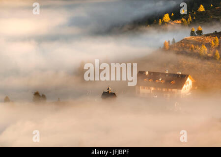 Europa, Italien, Trentino, Tonadico, Passo Valles Zuflucht in einem nebligen Morgen, Dolomiten Stockfoto