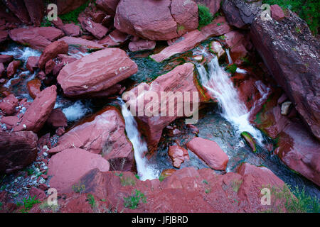 Wasserfall auf dem Fluss Cians in der Cians Gorge, die für ihre markanten roten Felsen bekannt ist. Beuil, das Hinterland der französischen Riviera, Frankreich. Stockfoto
