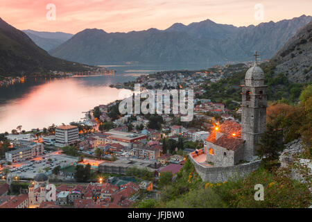 Landschaft von Kotor und die Bucht von der Festung bei Sonnenuntergang, Montenegro Stockfoto