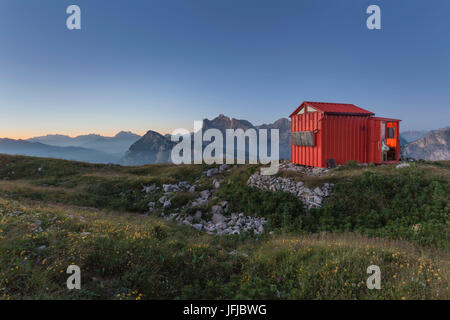 Biwak Margherita Bedin auf erste Pala di San Lucano in der Abenddämmerung, Dolomiten Agordino, Belluno, Italien, Europa, Stockfoto