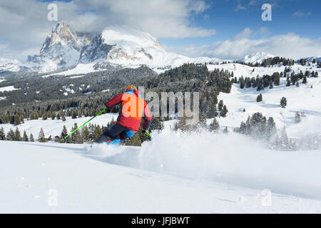 Winter-Blick auf die Seiser Alm mit einem Skifahrer in einem Off-Piste, Provinz Bozen, Südtirol, Trentino Alto Adige, Italien, Europa Stockfoto