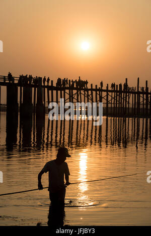 Amarapura, Mandalay Region, Myanmar, Mann Angeln bei Sonnenuntergang vor der U Bein Brücke, Stockfoto