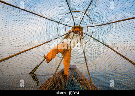 Inle See, Nyaungshwe, Shan-Staat, Myanmar, Fischer, die auf der Suche durch das Fischernetz, Stockfoto