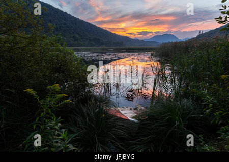 Sonnenuntergang in Ganna, Parco Regionale del Campo Dei Fiori, Valganna, Provinz Varese, Lombardei, Italien Stockfoto