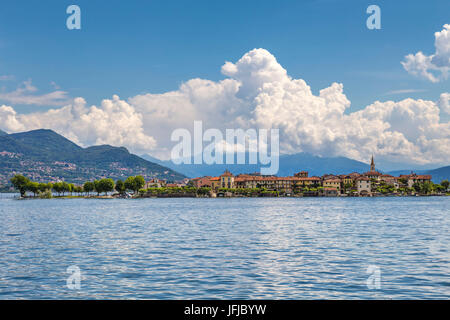 Blick auf die Isola dei Pescatori vom Ufer von Baveno in einem Frühlingstag, Piemont, Italien, Stockfoto