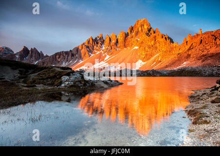 Morgendämmerung auf den kalkhaltigen Gipfeln des Mount Paterno spiegelt sich in das Stille Wasser der Seen von Piani, Locatelli Hütte, Sexten Pustertal, Trentino-Südtirol, Italien, Europa Stockfoto