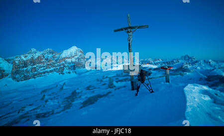 Das große Holzkreuz gelegt oben auf den kleinen Lagazuoi in Gedenken an die Opfer des ersten Weltkrieges, Dolomiten, Belluno, Veneto, Italien Stockfoto