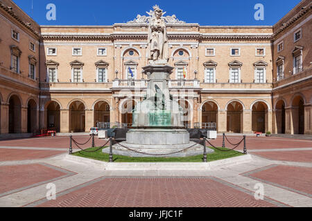 Europa, Italien, Marken, Macerata, Leopardi Platz in Recanati mit dem Denkmal des Dichters Giacomo Leopardi Stockfoto