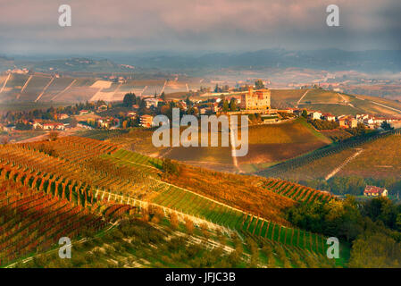 Italien, Piemont, Langhe Cuneo Bezirk-herbstlichen Farbe bei Grinzane Cavour Stockfoto