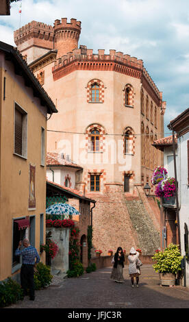 Italien, Piemont, Cuneo Bezirk, Langhe, Barolo, Touristen fotografieren der Straßen von Barolo, am Fuße des Schlosses, Stockfoto