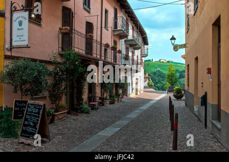 Italien, Piemont, Cuneo Bezirk, Langhe, Wein-Shop auf den Straßen von Barolo Stockfoto