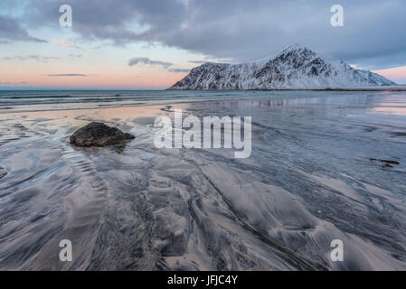 Zeichnungen und Formen auf den Strand mit Sand, Skagsanden, Lofoten Inseln, Norwegen Stockfoto