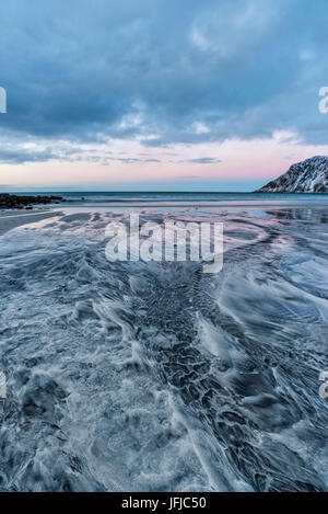 Zeichnungen und Formen auf den Strand mit Sand, Skagsanden, Lofoten Inseln, Norwegen Stockfoto