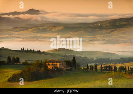 Italien, Toskana, Siena District, Orcia-Tals - Bauernhaus bei Sonnenaufgang Stockfoto