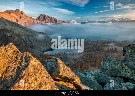 Morgendämmerung am Parc Mont Avic mit Blick auf Matterhorn und Monte Rosa im Herbst, Aostatal, Italien Europa Stockfoto