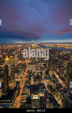 Blick auf Lower Manhattan aus dem 102. Stockwerk des Empire State Building (Midtown Manhattan, New York City, New York, Vereinigte Staaten von Amerika) Stockfoto