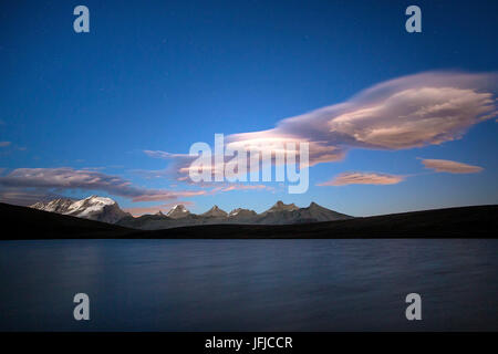 Rosa Wolken nach Sonnenuntergang auf Rosset See auf einer Höhe von 2709 m, Nationalpark Gran Paradiso, Alpi Graie Stockfoto