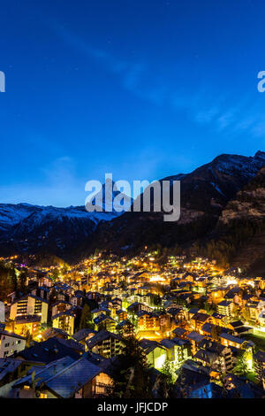 Blick auf Zermat in der Abenddämmerung mit Matterhorn im Hintergrund, Kanton Wallis, Schweiz-Europa Stockfoto