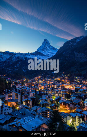 Letzte Licht des Sonnenuntergangs in Zermatt, im Hintergrund das Matterhorn, Schweiz, Europa Stockfoto