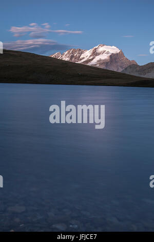 Sonnenuntergang am Rosset See auf einer Höhe von 2709 m, Nationalpark Gran Paradiso Stockfoto