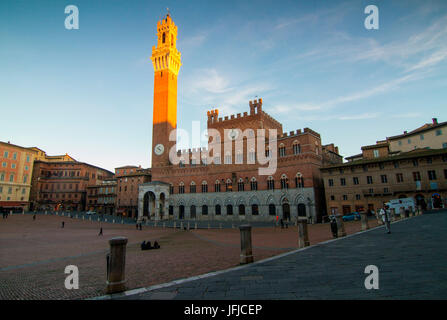 Europa, Italien, Toskana, Piazza del Campo und Palazzo Pubblico bei Sonnenuntergang in Siena-Stadt der Kunst der Toskana Stockfoto