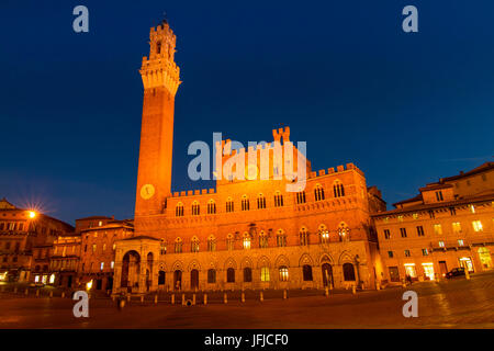 Europa, Italien, Toskana, Piazza del Campo in Siena und den Turm des Palazzo Mangia Abend Stockfoto