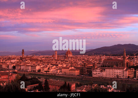 Europa, Italien, Toskana, Florenz Altstadt am Sonnenuntergang Froma Blick vom Piazzale Michelangelo Stockfoto