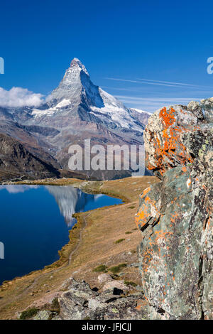 Die Spitze des Matterhorns spiegelt sich in Stellisee, Zermatt Kanton Wallis Walliser Alpen der Schweiz Europa Stockfoto