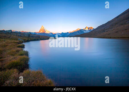 Morgenlicht auf das Matterhorn vom Stellisee, Zermatt Kanton Wallis Walliser Alpen der Schweiz Europa Stockfoto