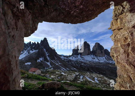 Die drei Zinnen von Lavaredo gesehen aus einer Höhle in der Nacht, Sextner Dolomiten Trentino Alto Adige Italien Europa Stockfoto