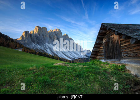 Das frühe Morgenlicht leuchtet Malga Zannes und Geisler im Hintergrund, Villnösser Tal South Tyrol Dolomiten Italien Europa Stockfoto