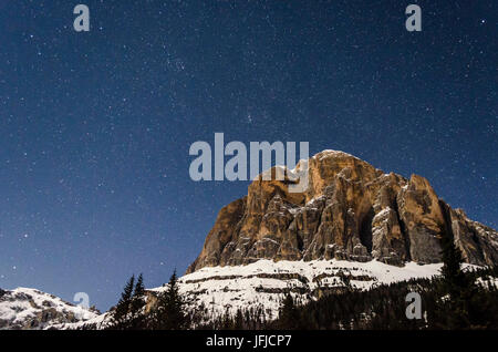 Tofana di Rozes, Cortina d ' Ampezzo, Belluno, Region Venetien, Italien, Tofana di Rozes in einer sternenklaren Nacht Stockfoto