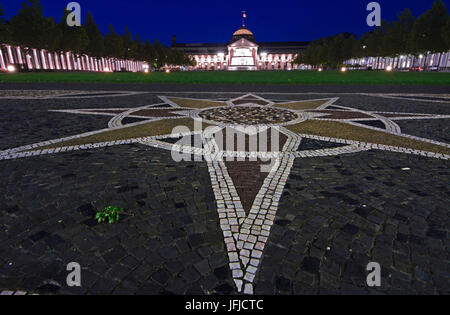 Das Bowling Green und dem Kurhaus-Palast im Zentrum von Wiesbaden Leuchten in der Nacht, Deutschland Stockfoto