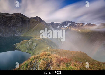 Nebel und Wolken auf hohen Gipfeln umrahmen die Fenetre Seen Ferret-Tal Saint Rhémy Grand St. Bernard Aosta Valley Italy Europe Stockfoto