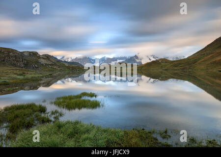 Die schneebedeckten Gipfel spiegeln sich in Fenetre Seen im Morgengrauen Ferret-Tal Saint Rhémy Grand St. Bernard Aosta Valley Italy Europe Stockfoto