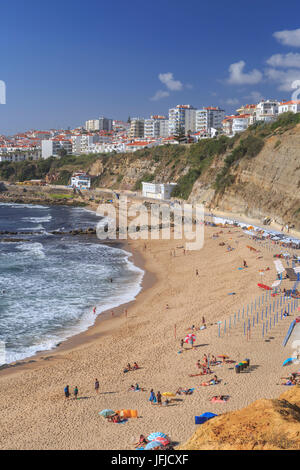 Draufsicht auf das Dorf von Ericeira mit Ozeanwellen an der touristischen Sandstrand Mafra Portugal Europa Stockfoto