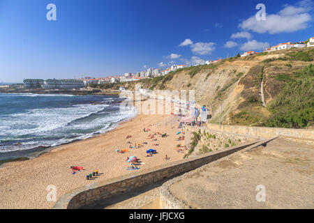 Draufsicht auf das Dorf von Ericeira mit Ozeanwellen an der touristischen Sandstrand Mafra Portugal Europa Stockfoto