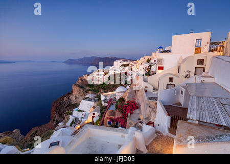 Blick auf die Ägäis von den typisch griechischen Dorf Oia in der Abenddämmerung Santorini Kykladen Griechenland Europa Stockfoto