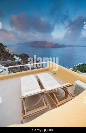 Das blaue Ägäische Meer gesehen von einer typischen Terrasse in Oia Santorini Kykladen Griechenland Europa Stockfoto