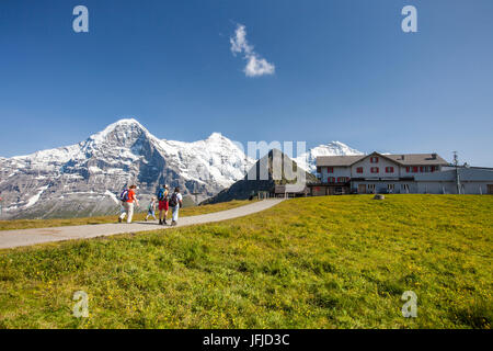Wanderer zu Fuß im Hintergrund Mount Eiger männlichen Grindelwald Berner Oberland Kanton Bern-Schweiz-Europa Stockfoto