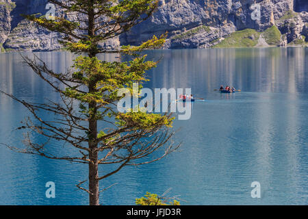 Bootsfahrt um See Oeschinensee Berner Oberland Kandersteg Kanton Bern-Schweiz-Europa Stockfoto