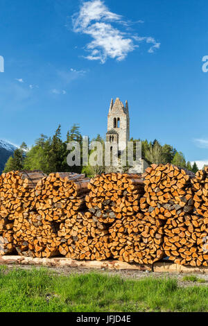 Die Kirche San Gian umgeben von Holz und schneebedeckten Gipfeln Celerina Kanton Graubünden-Engadin-Schweiz-Europa Stockfoto