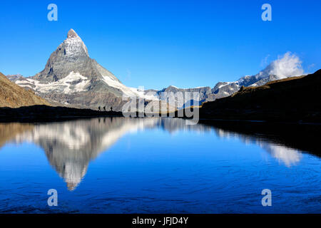 Wanderer bewundern das Matterhorn spiegelt sich im See Stellisee Zermatt Kanton Wallis Walliser Alpen der Schweiz Europas Stockfoto