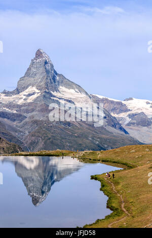 Wanderer auf dem Weg zum Matterhorn spiegelt sich im See Stellisee Zermatt Walliser Alpen Kanton Wallis Schweiz Europas Stockfoto