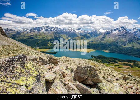 Draufsicht der Silsersee mit schneebedeckten Gipfeln im Hintergrund Engadin Kanton Graubünden Schweiz Europa Stockfoto