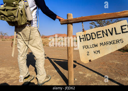 Wanderer auf dem Weg Deadvlei Sossusvlei Wüste Namib Naukluft National Park in Namibia Afrika Stockfoto