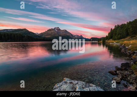 Rosa Himmel im Morgengrauen beleuchtet die Gipfeln spiegelt sich im See Sils Engadin Kanton Graubünden Schweiz Europas Stockfoto