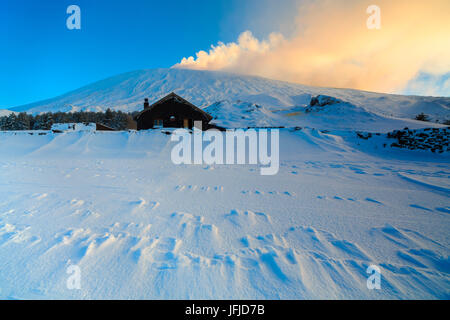 Die Schutzhütte Galvarina in Sizilien entlang der Hochgebirge verfolgen Etna, gesehen als der Mongibello ausbricht Stockfoto